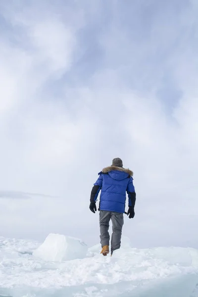 Hombre caminando sobre hielo roto y mirando hacia adelante en el lago Baikal, Ru —  Fotos de Stock