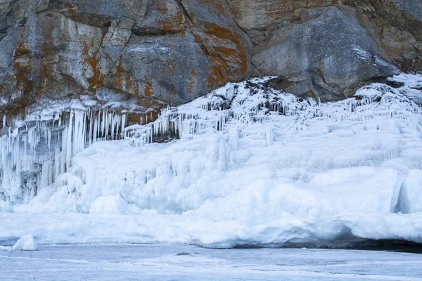 Acantilado de roca con hielo en el lago Bikal, Rusia, fotografía de paisajes —  Fotos de Stock