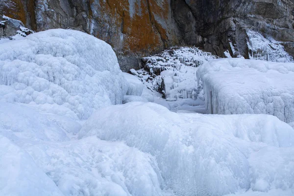 Rochedo penhasco com gelo no Lago Bikal, Rússia, imagens de paisagem — Fotografia de Stock