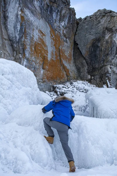 Людина сходження на льоду в озеро Байкал, Росія, Пейзажна фотографія — стокове фото