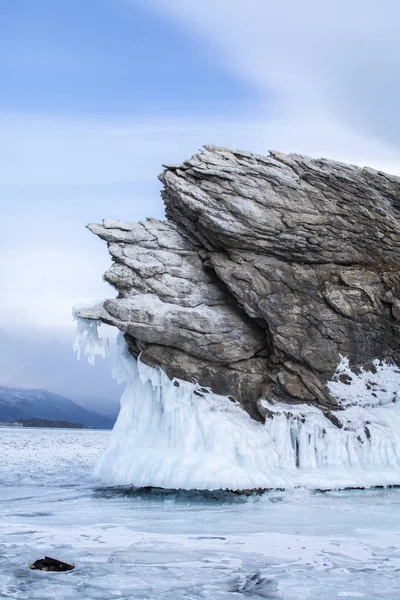 俄罗斯贝加尔湖的岩石岛，风景摄影 — 图库照片