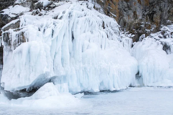 Rotswand met ijs in het Baikalmeer, Rusland, landschap foto — Stockfoto