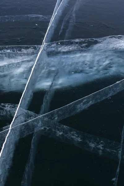 Texture di ghiaccio nel lago ghiacciato sul lago Baikal, Russia — Foto Stock