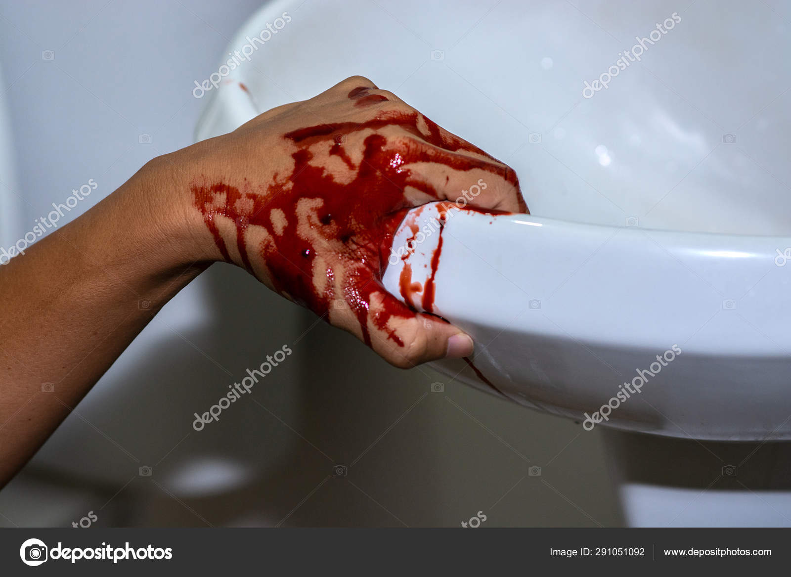 Mano lesionada con sangre en el lavabo — Foto de stock #291051092 © pom_iti, image size:1600x1167