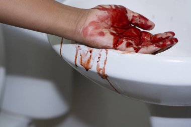 Havzada kanla yaralı el