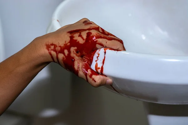 Mão ferida com sangue na bacia — Fotografia de Stock