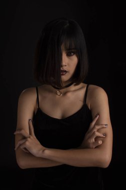 Siyah arka plan üzerinde koyu ton makyaj ile Güneydoğu asya kadın,