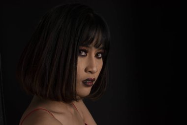 Siyah arka plan üzerinde koyu ton makyaj ile Güneydoğu asya kadın,