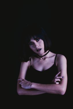 Siyah arka plan üzerinde koyu ton makyaj ile Garip kadın, portre 