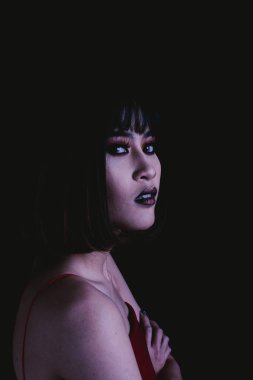 Siyah arka plan üzerinde koyu ton makyaj ile Garip kadın, portre 