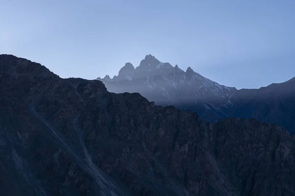 Montañas Pico Atardecer Contra Cielo Azul Con Luz Del Sol — Foto de Stock