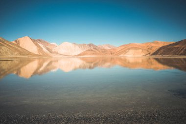 Dağlar ve mavi gökyüzü arka plan ile vadide Göl, Himalaya 
