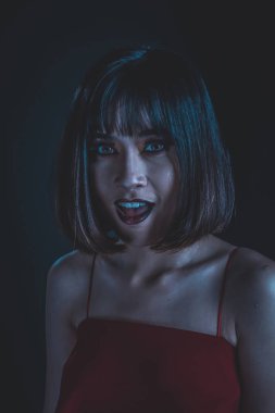 Siyah arka plan üzerinde koyu ton makyaj ile Garip kadın, portre 