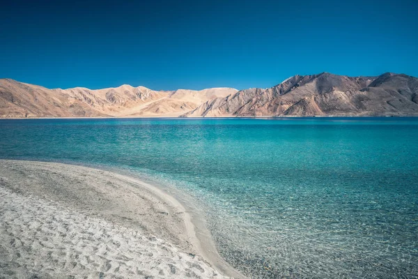 Lago en valle con montañas y fondo azul del cielo, Himalaya — Foto de Stock