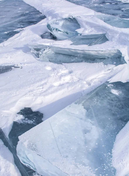Φύλλα πάγου σε παγωμένη λίμνη στη λίμνη Baikal, Ρωσία — Φωτογραφία Αρχείου