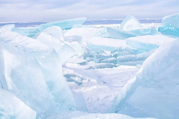 Cubos de hielo en el lago congelado en el lago Baikal, Rusia —  Fotos de Stock