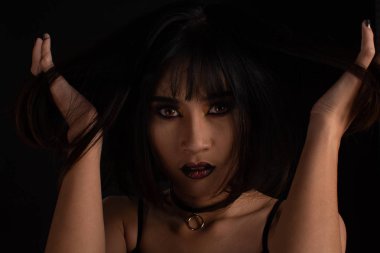 Siyah arka plan üzerinde koyu ton makyaj ile Garip kadın