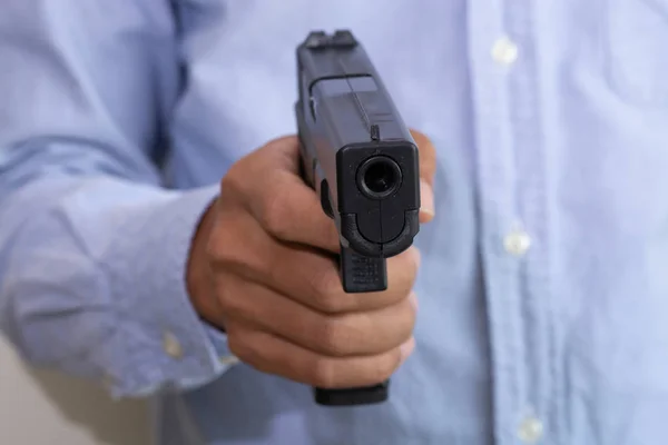 Silah vuran adam, yakın çekim görüntüsü — Stok fotoğraf