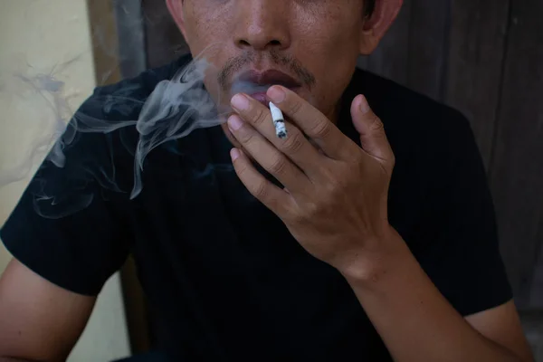 आदमी धूम्रपान सिगरेट, बंद-अप फोटोग्राफी — स्टॉक फ़ोटो, इमेज