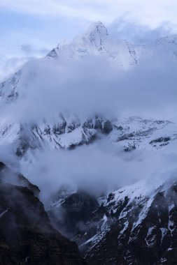 Kar, bulut ve sis ile dağ zirvesi