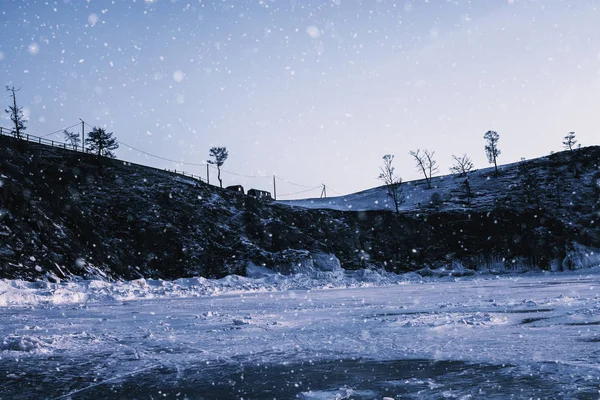 Χειμερινές χιονοπτώσεις και γκρεμός στην παγωμένη λίμνη, φωτογραφία τοπίου — Φωτογραφία Αρχείου