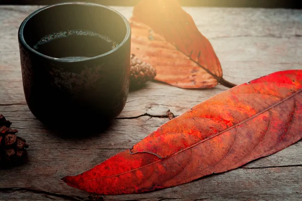 Taza de café sobre mesa de madera marrón — Foto de Stock