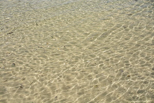 Imagem de close-up da textura clara da água do mar — Fotografia de Stock