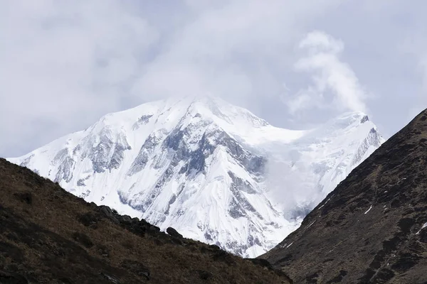 Pico de montaña con nieve, nube y niebla, Himalaya, Nepal — Foto de Stock