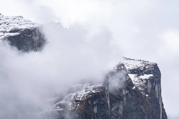 Montanha pico com neve, nuvem e nevoeiro, Himalaia, Nepal — Fotografia de Stock