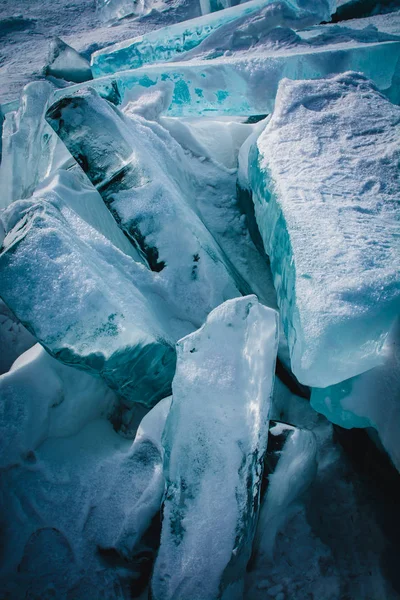 Naturalne kostki lodu na zamarzniętym jeziorze — Zdjęcie stockowe
