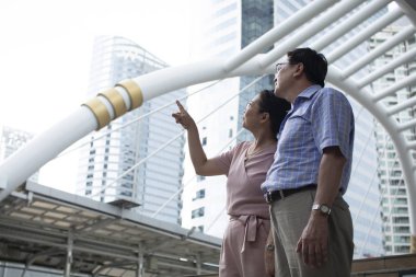 Yaşlı dünyayı gezen, Evli çift ayakta ve bir seyir