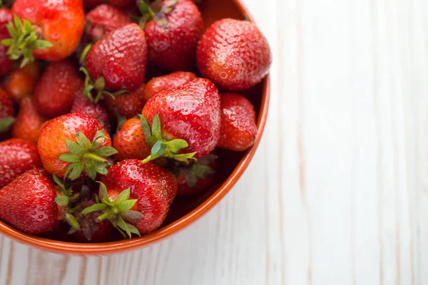 Close Fresh Ripe Delicious Strawberries Orange Bowl Plate White Wooden — Stock Photo, Image