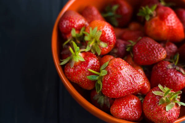 Close Fresh Ripe Delicious Strawberries Orange Bowl Plate Wooden Black — Stock Photo, Image