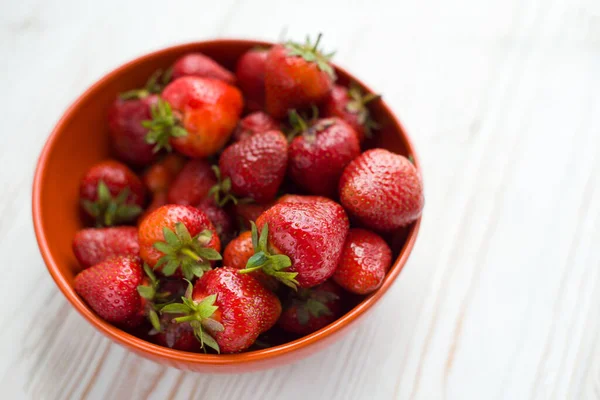 Close Fresh Ripe Delicious Strawberries Orange Bowl Plate White Wooden — Stock Photo, Image