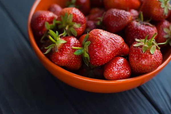 Close Fresh Ripe Delicious Strawberries Orange Bowl Plate Wooden Black — Stock Photo, Image