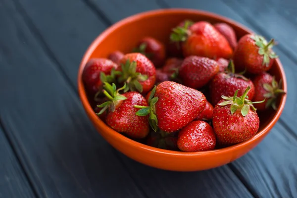 Close Fresh Ripe Delicious Strawberries Orange Bowl Plate Wooden Black — Stock Photo, Image