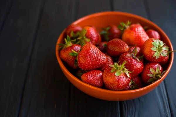 Close Fresh Ripe Delicious Strawberries Orange Bowl Plate Wooden Black — Stock Photo, Image