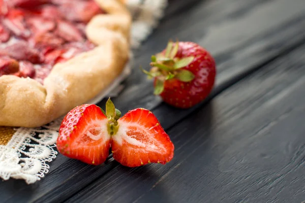 Nahaufnahme Von Frischen Erdbeeren Auf Einem Schwarzen Holztisch Auf Einem — Stockfoto