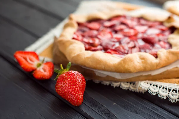 Close View Fresh Strawberry Wooden Black Table Background Baked Pie — Stock Photo, Image