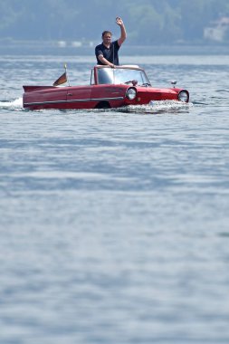 Her yıl Haziran 'ın bir haftasonu Salzkammergut' ta Avrupa 'nın dört bir yanından yüzen araba sahipleri ve amfibik araçlar Attersee' de buluşur (Salzkammergut)