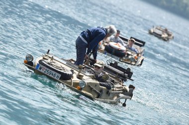 Her yıl Haziran 'ın bir haftasonu Salzkammergut' ta Avrupa 'nın dört bir yanından yüzen araba sahipleri ve amfibik araçlar Attersee' de buluşur (Salzkammergut)