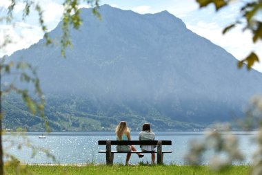 Güneşlenmenin ve Salzkammergut 'ta suyun kenarında güneşlenmenin tadını çıkarmak (Yukarı Avusturya)) -