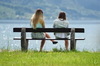 Güneşlenmenin ve Salzkammergut 'ta suyun kenarında güneşlenmenin tadını çıkarmak (Yukarı Avusturya)) -