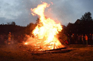 Feuerkogel 'de yaz ortası yangını en uzun gün, en kısa geceyle buluştuğunda Alp bölgesinde yaz ateşi ile karşılanır. Gündönümü ışıkları 21 Haziran civarında yanar..