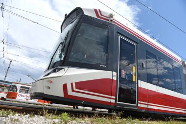 Traunsee-Tram (Traunseetram) Gmunden Gmunden Merkez İstasyonu ile Vorchdorf Tren İstasyonu 'nu (Gmunden Bölgesi) birbirine bağlar. 125 yıldan eski Gmundner Tramvayı ve Traunsee Demiryolu 'nun bağlantısından ortaya çıktı.