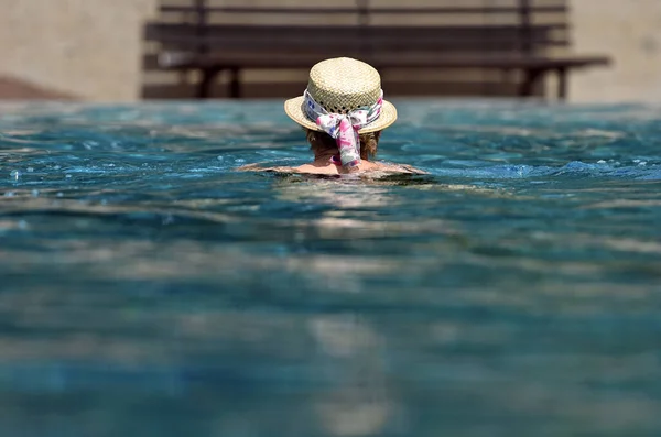 Natação Com Chapéu Banhar Nadar Relaxante Divertido Arrefece Temperaturas Quentes — Fotografia de Stock