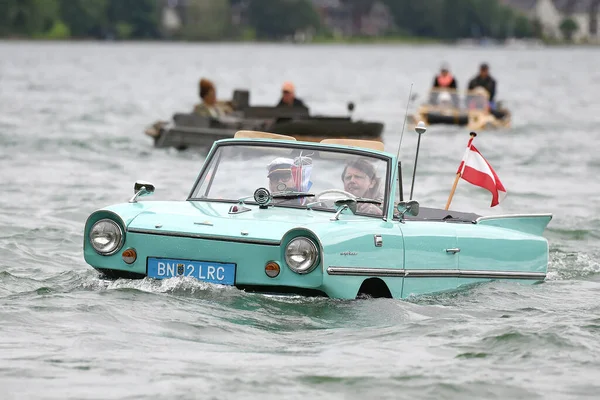 毎年6月の週末にザルツカンマーグートでは ヨーロッパ中から水泳車や水陸両用車の所有者がモンデーでここで会う Salzkammergut — ストック写真