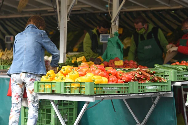 Corona krizi - Gmunden 'deki haftalık pazar (Yukarı Avusturya, Avusturya, Avrupa) bir metre ve ağız-burun maskesi mesafesine yakından dikkat ediyor
