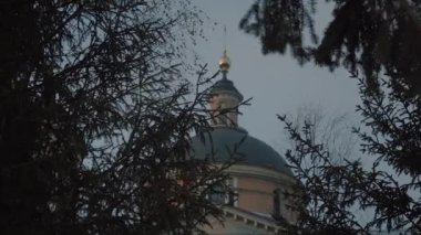 Huzursuz edici bir kilise bir Noel ağacının dallarının arkasında gizlidir.