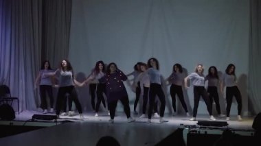 Sahnede diğer kızlarla dans etmek eğlenceli.